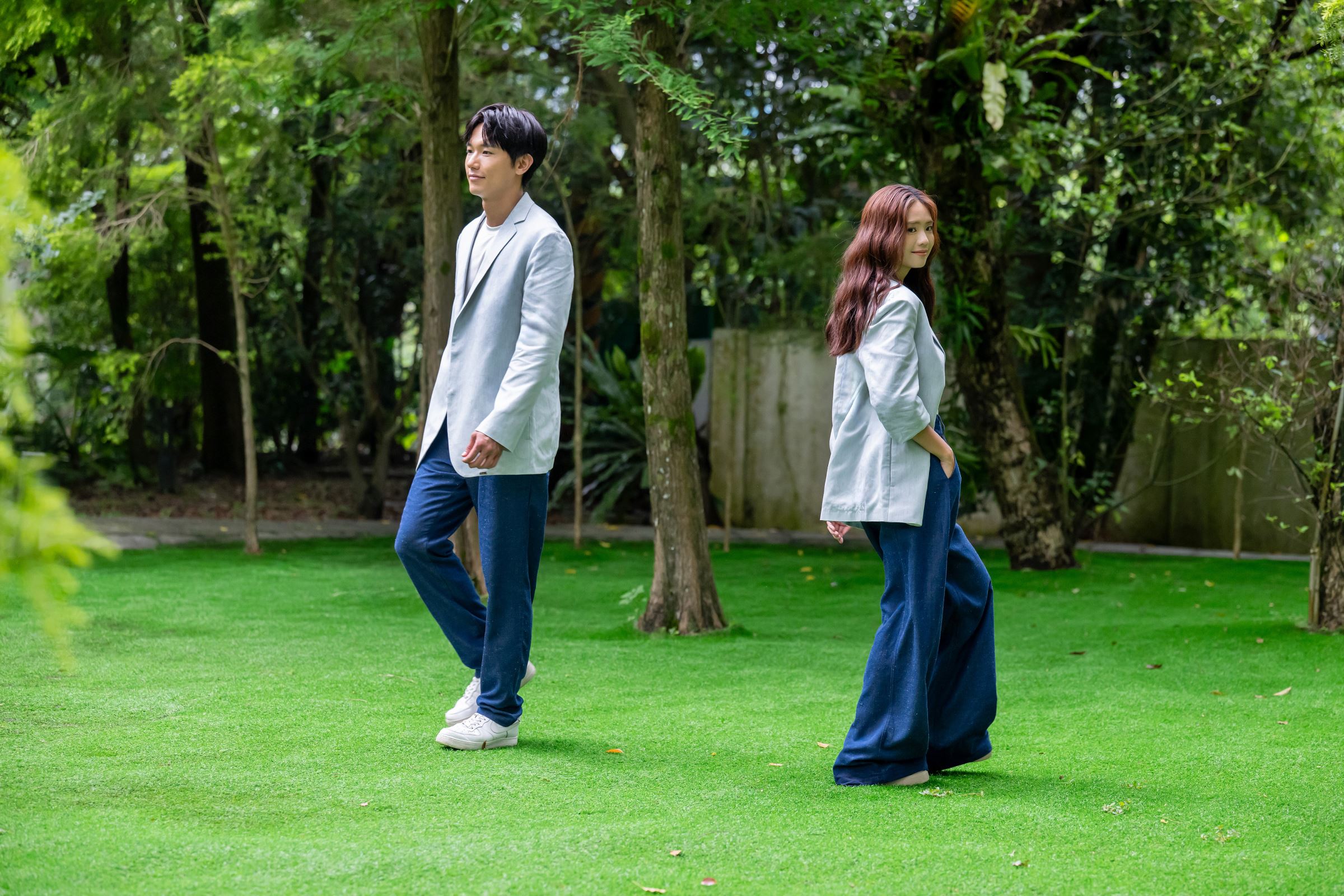 男女模特兒在戶外實穿 ESCURA 天絲大麻涼感牛仔褲，展現透氣舒適的夏季穿搭